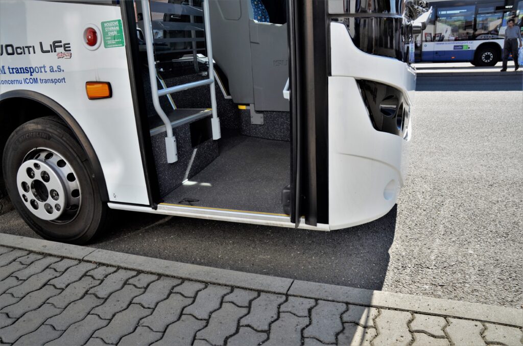 NovoCiti má tři polohy výšky polohy výšky pérování , na snímku je nejvyšším bodě. Za jízdy se automatický upraví do provozního režimu (foto: Zdeněk Nesveda)