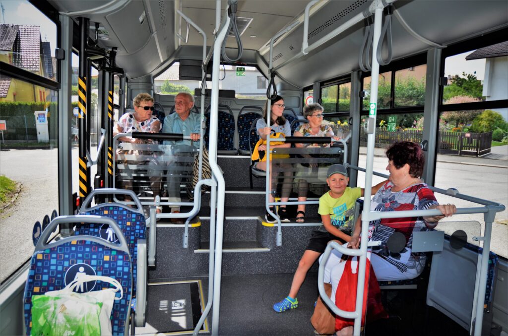 Komfortní cestování novým klimatizovaným autobusem ISUZU NovoCiti Life v Pelhřimově (foto: Zdeněk Nesveda)