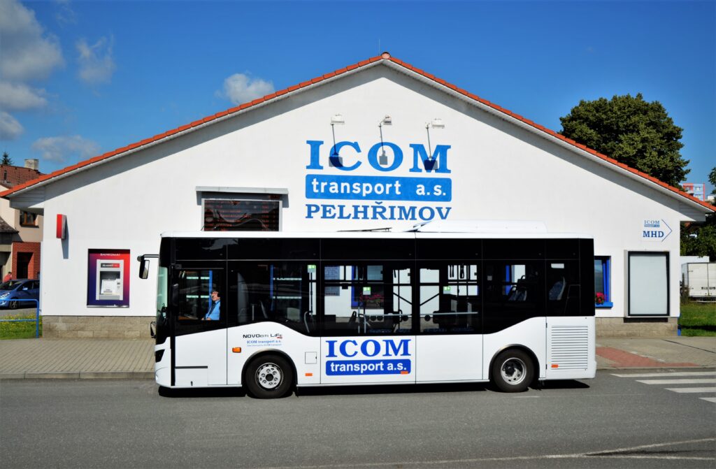 ISUZU NovoCiti v barvách ICOM transport, alternativa ke standardním autobusům v Pelhřimově ( foto: Zdeněk Nesveda)