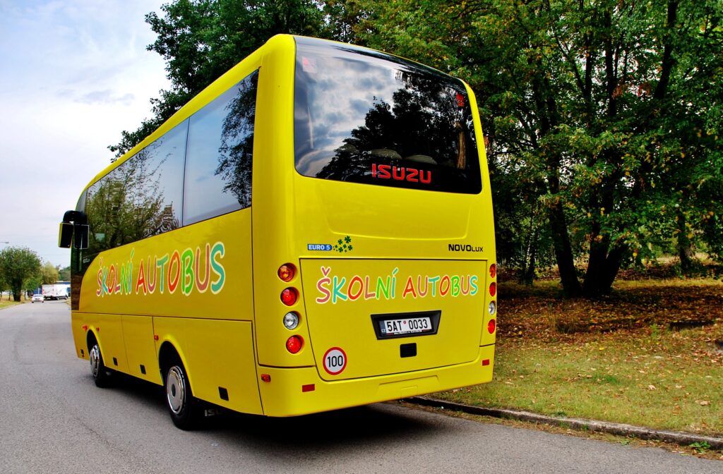 Školní autobus ISUZU v typicky žlutém odstínu