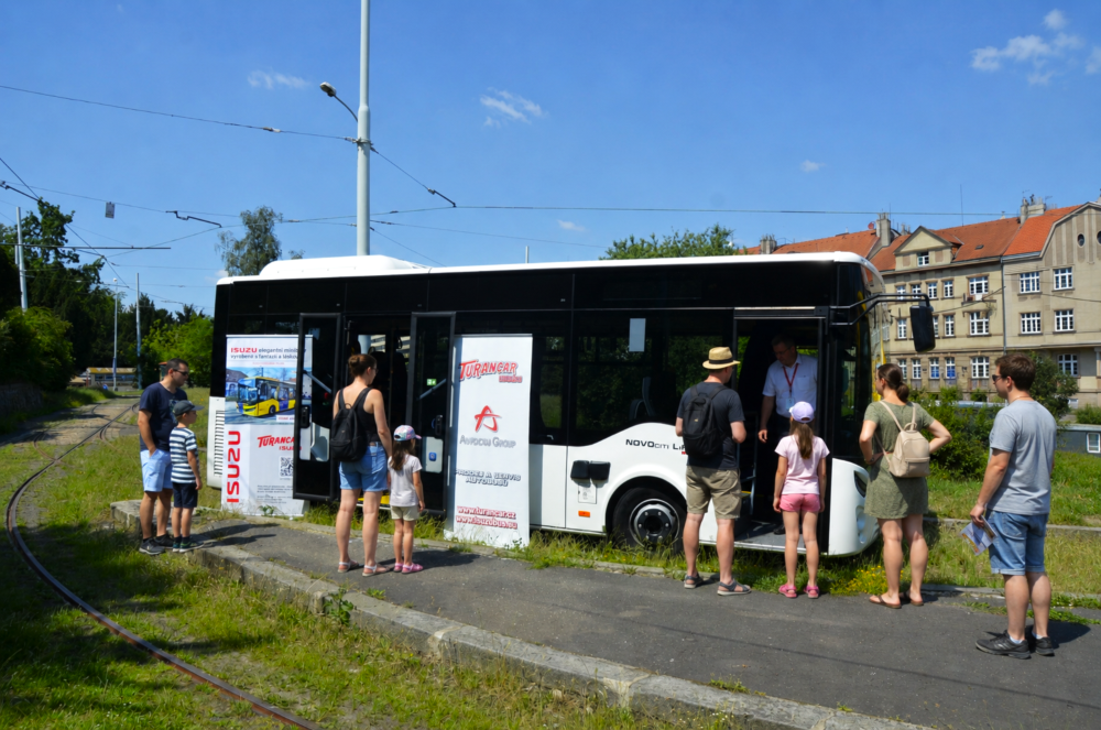 Setkání historie a budoucnosti dopravy: ISUZU NovoCiti Life na oslavách 78 let Točny Dlabačov